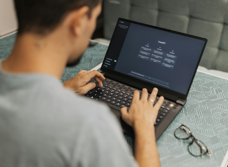 Développeur travaillant avec un assistant de code IA sur son poste