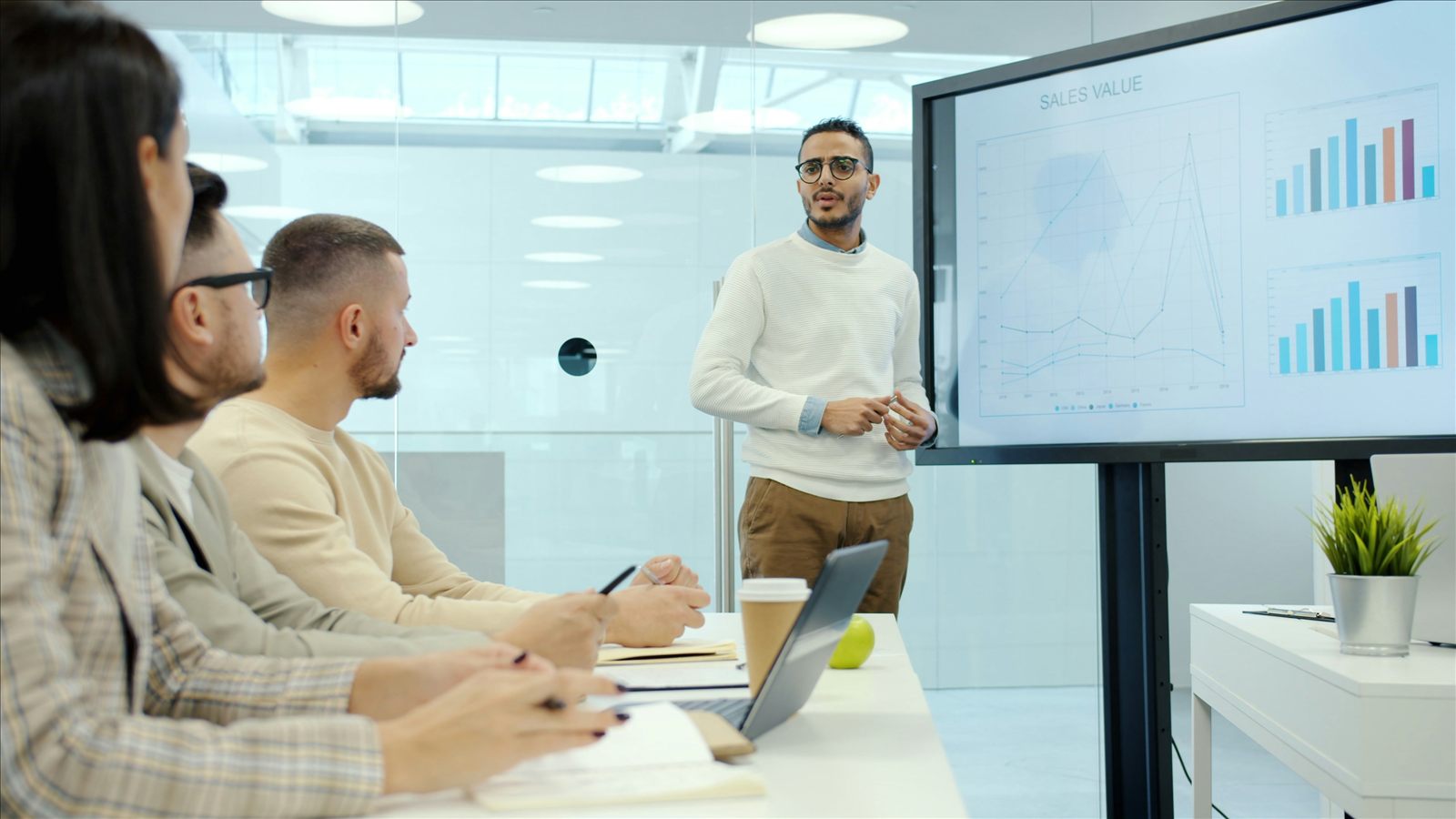 Session de formation à la maîtrise de l'IA animée devant une équipe, dans les locaux de l'organisation