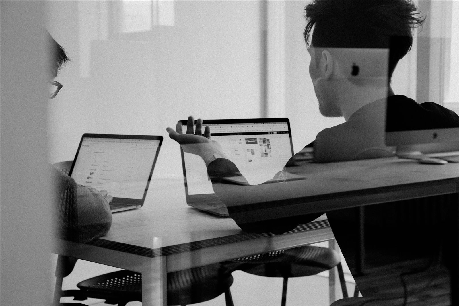 Équipes techniques en formation à la sécurisation des systèmes IA