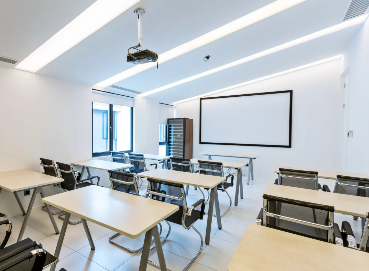 Salle de formation équipée pour une session Claude en intra